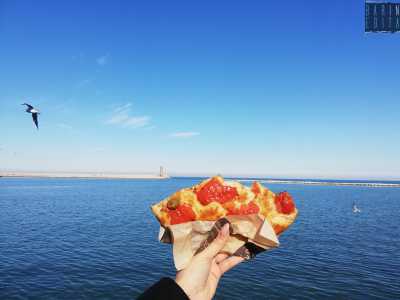 Focaccia che poi difficilmente si acquista e si porta a casa. Al contrario questo prodotto si consuma per strada, camminando, appoggiati a qualche auto o magari di fronte al mare